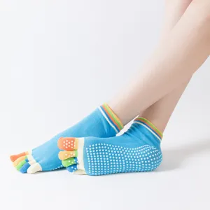 Women's non-slip yoga five toe socks with grip, breathable split toe sports athletic socks.
