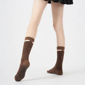 Antirutsch Leo Yoga Socken fuer Damen mit Schleife und Streifen zum Pilates Training.