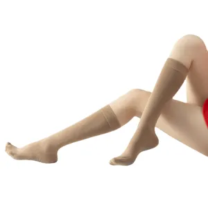 Calze da yoga beige al ginocchio con suola antiscivolo, ideali per danza e fitness.