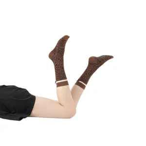 Rutschfeste Yoga Socken für Damen, süße Leo-Print lange Sport Pilates Socken mit Grips.