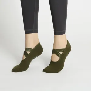 Calcetines de yoga antideslizantes para mujer con tirantes cruzados y puntos de agarre.