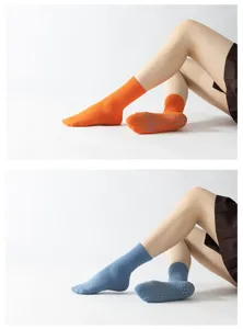 Non-slip yoga socks for women, breathable cotton pilates socks with grip for workout fitness.