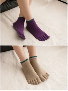 Dames ademende zuivere katoen teen yoga sokken met antislip nopjes voor sport.