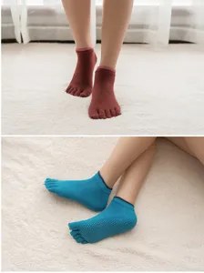 Gedetailleerd overzicht van ademende katoenen tenensokken voor yoga met antislipzolen.