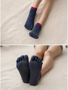 Gedetailleerde close-up van yoga sokken met vijf tenen voor dames, ademend katoen met antislip.