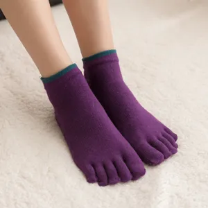 Paarse tenensokken voor yoga met groene boord, antislip ontwerp voor sport en fitness.
