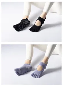 Details of non-slip five-toe yoga socks for women, perfect for pilates and fitness workouts.