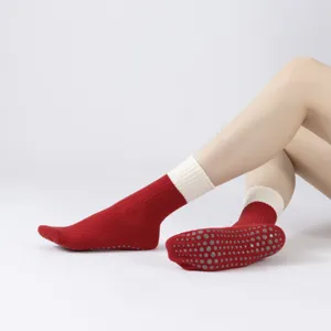 Calcetines de yoga antideslizantes cómodos con puntos, diseño rojo y blanco para fitness.