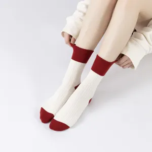 Calcetines de tripulación contraste rojo y blanco calcetines de yoga ropa cómoda algodón diario