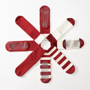 Calcetines de yoga antideslizantes con agarre rojo blanco pilates fitness deporte antideslizante