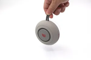 Kompakter Mini-Bluetooth-Lautsprecher mit Saugnapf und Trageband für kabellosen Musikgenuss.
