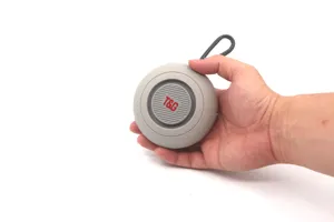 Tragbarer Mini Bluetooth Lautsprecher mit Trageschlaufe und Saugnapf Design für Musik.
