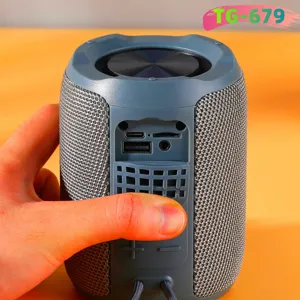 Φορητό ασύρματο ηχείο Bluetooth με πολλαπλές θύρες και ενισχυμένα μπάσα TWS για εξωτερική χρήση.