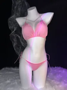 Roze halter bikini set detail, sexy effen zwemkleding met borstkussen en zijdelingse bandjes.