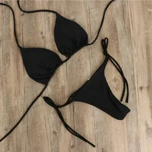 Gedetailleerd overzicht van de zwarte halterbikiniset met verstelbare bandjes en zachte stof.