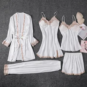Ensemble pyjama 5 pièces effet soie blanche avec dentelle délicate, vêtement de nuit élégant.