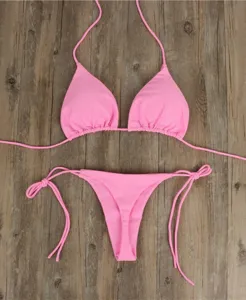 Roze bikini detail, halternek bandjes stijl, zachte stof close-up opname voor zomer badmode collectie