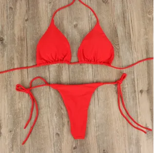 Gedetailleerd overzicht van effen rode halter bikini set, zachte stof, mooie afwerking.