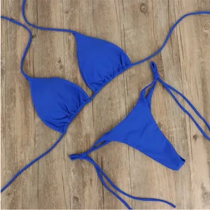 Detailopname van de blauwe halter bikiniset, met focus op de bandjes en stofdetails.