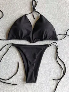 Gedetailleerd overzicht van de zwarte bikini bandjes en zachte stof voor vrouwen.