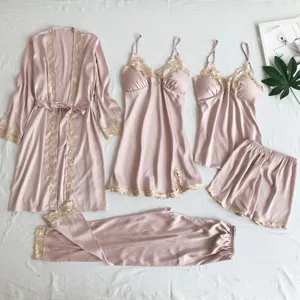 Ensemble pyjama en satin dentelle rose 5 pièces, incluant robe, nuisette, top, short et pantalon.