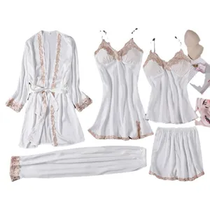 Ensemble pyjama cinq pièces en soie synthétique blanche pour femmes avec bordure en dentelle.