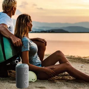 Altoparlante Bluetooth wireless portatile con bassi potenti e luce RGB per sport all'aperto.
