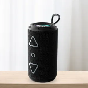Altoparlante Bluetooth wireless portatile con suono surround a 360 gradi e luci RGB.