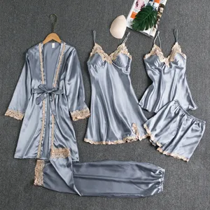 Satijnen pyjama set van 5 stuks voor dames met borstkussens en kanten randen sexy.