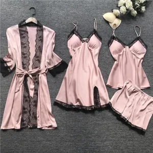 Sexy vierdelige satijnen pyjamaset met zwarte kant, camisole, ochtendjas en korte broek.
