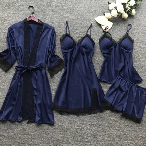 Gedetailleerd overzicht van een 4-delige satin pyjamaset in marineblauw met fijne zwarte kant.