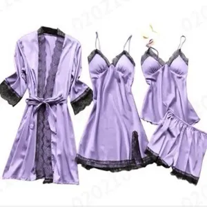 Gedetailleerd overzicht van de paarse vierdelige pyjamaset met elegante zwarte kant.