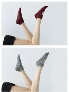 Detailansicht Damen rutschfeste Fünf-Zehen Yoga Socken, atmungsaktive Pilates Socken.