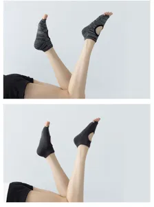 Anti-Rutsch Yoga Socken Detailansicht mit atmungsaktivem Zehen- und Fersenlosen Design für Pilates.