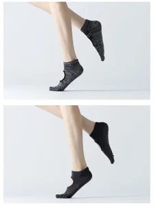 Detailansicht von offenen Yoga-Socken für Damen mit Antirutsch-Noppen, atmungsaktive Pilates.