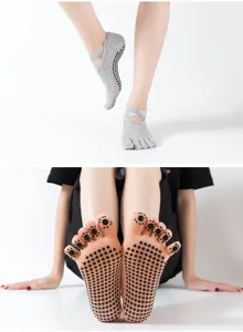 Calcetines de yoga de algodón de cinco dedos con puntos antideslizantes y tiras de ballet.