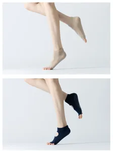 Nahaufnahme der offenen Yoga-Socken mit rutschfesten Noppen und Zehendesign für Pilates.