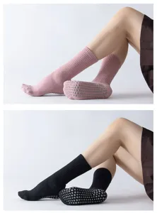 Women's non-slip yoga socks with anti-slip grip for pilates, fitness and home workout.