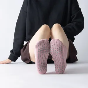 Women non-slip grip yoga socks thick pilates socks with dots for fitness and home workout wear