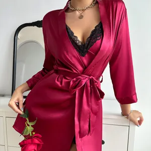 Conjunto de bata y camison de saten burdeos con elegante encaje negro para mujer.