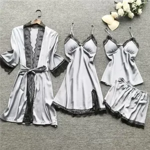 Gedetailleerd overzicht van de vierdelige sexy dames pyjama set met fijne zwarte kant.