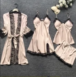 Satijnen sexy pyjamaset van vier stuks met ochtendjas en korte broek voor vrouwen.