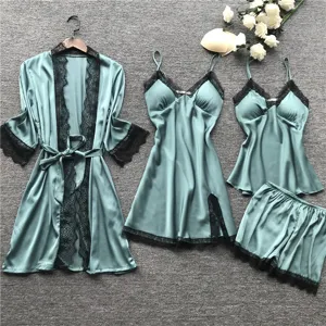Gedetailleerd overzicht van de elegante 4-delige satijnen nachtkleding met zwarte kant.