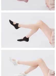 Vue detaillee de chaussettes de yoga antidérapantes avec design ouvert respirant
