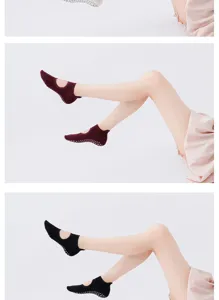 Vue détaillée de chaussettes de yoga antidérapantes, dos nu avec points pour le fitness.
