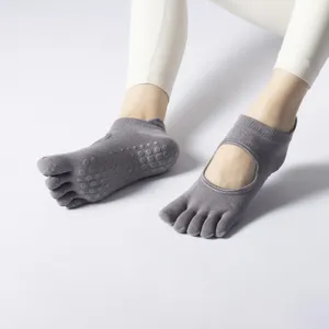 Grey five-toe yoga socks for women, non-slip pilates socks with split toes for summer sports.