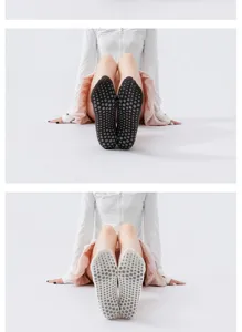 Vue détaillée de chaussettes de yoga antidérapantes avec points et design respirant ouvert.