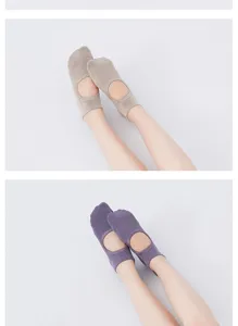 Vue détaillée de chaussettes de yoga pour femmes dos nu, chaussettes de fitness respirantes.