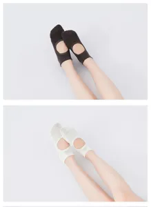 Détail en gros plan des chaussettes de yoga pilates antidérapantes dos nu pour fitness.