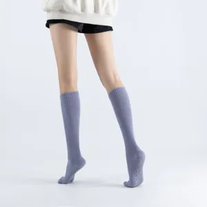 Non-slip yoga Pilates socks for women, mid-tube ribbed sports fitness socks with grips.